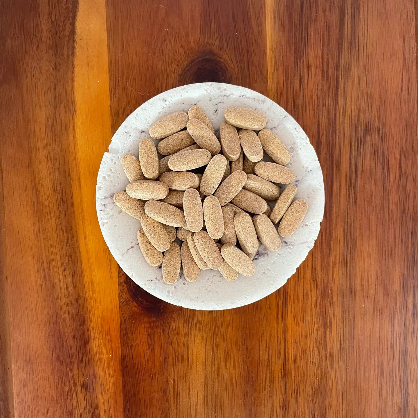 Fotografía de un grupo de píldoras de vitaminas Multiwoman Izzilife easy life izilife isilife issilife