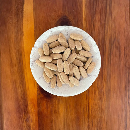 Fotografía de un grupo de píldoras de vitaminas Multiwoman Izzilife easy life izilife isilife issilife