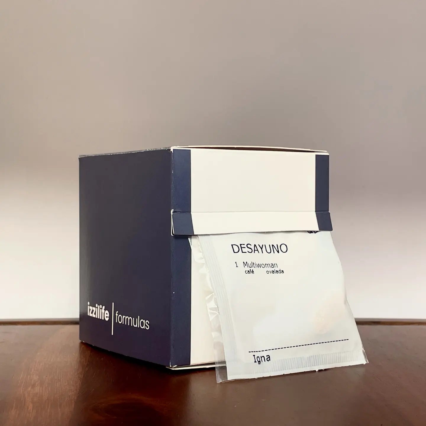 Fotografía de una caja de vitaminas Multiwoman Izzilife easy life izilife isilife issilife