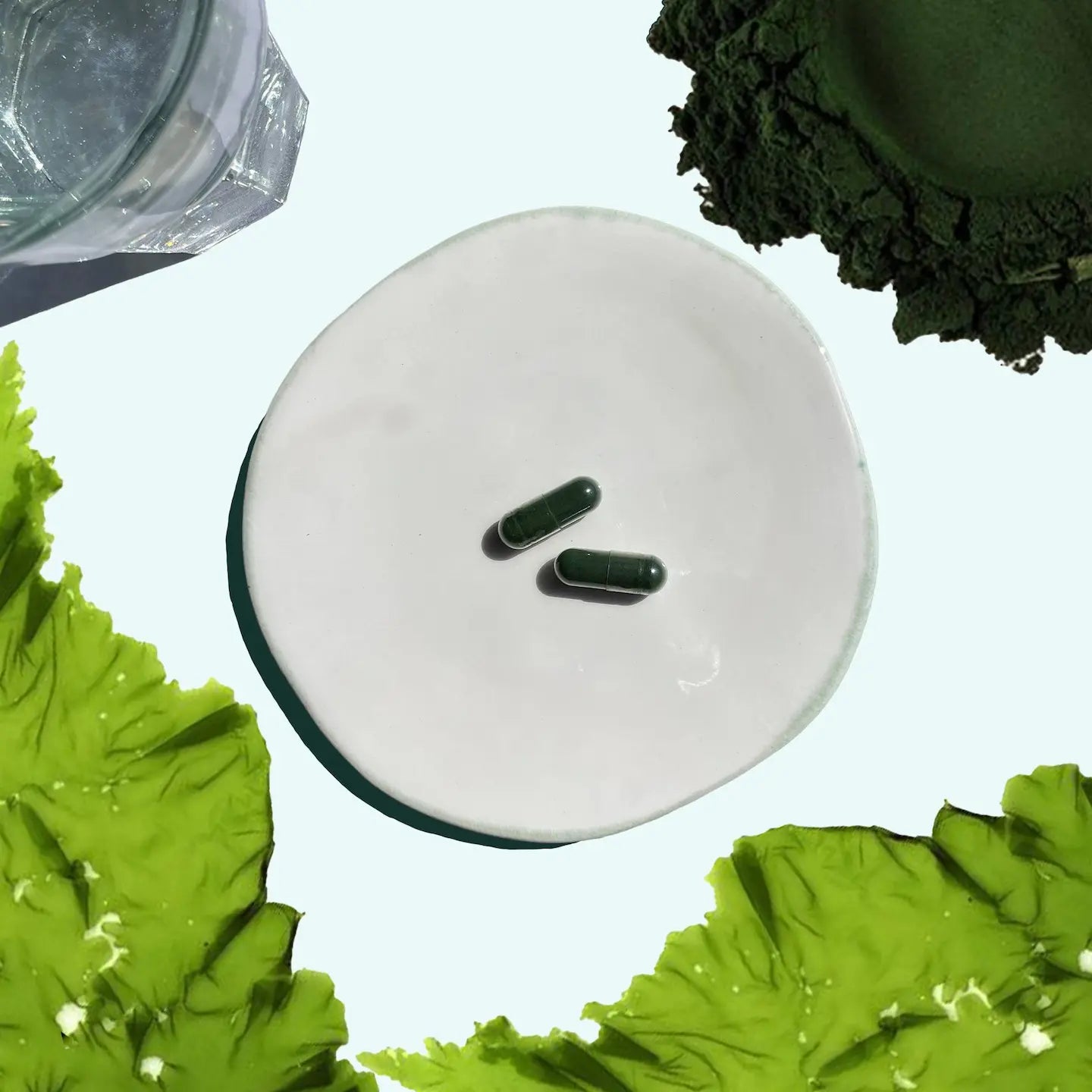 Fotografía de una píldora de la spirulina Izzilife easy life izilife isilife issilife